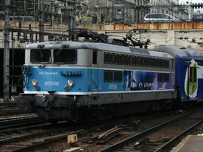 La BB 17056 repeinte et une VB2N Transilien à Paris St Lazare (11/04/2006)