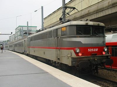La BB 25237 Multiservice (gris Orage 844) avec une rame Corail Picardie à Paris Nord (28/08/2002)