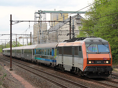 La BB 26074 traverse la Sologne avec une rame ex-Toz dont seule une voiture n'est pas rnove (24/04/2014)