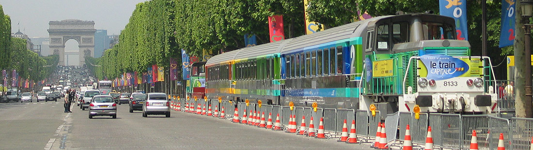 Les voitures Téoz de présentation mises en place sur les Champs-Elysées avant le train éphémère (30/05/2003)