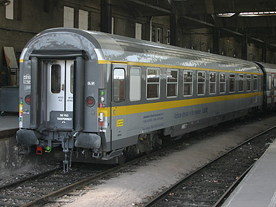 La VSE Lucie ex-A4B6u en livrée Infra. Elle accompagne généralement le wagon Vulcain (Paris-Charolais, 01/05/2005)