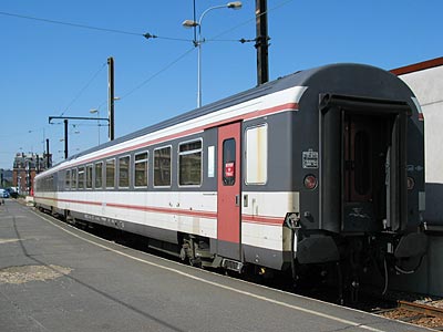 Su 99-97 138 et 137 ex-A2rtu Fédora utilsées pour les tournées d'inspection des voies (Paris Gare de Lyon, 08/04/2003)