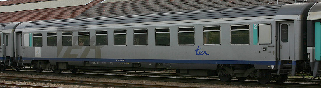 VU B11u Rhne-Alpes possdant la livre TER standard avec le grand sigle coll sur toute la hauteur de la voiture (Roanne, 20/08/2005)