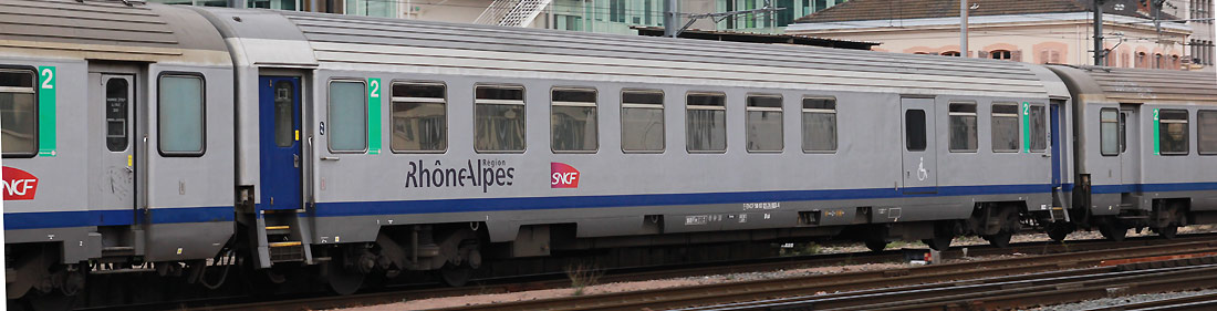 La VU B7uh n° 27-74 053-4 est une ancienne B11u modifiée pour l'accueil des PMR (Lyon, 06/12/2014)